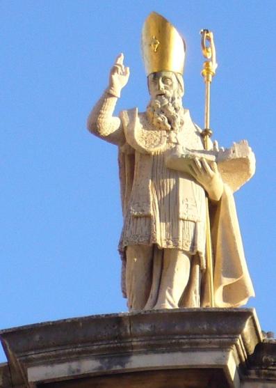 La statua di San Biagio sulla sommità della chiesa