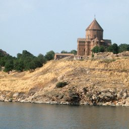 Come uno scrittore turco ha salvato la chiesa di Santa Croce sul lago Van