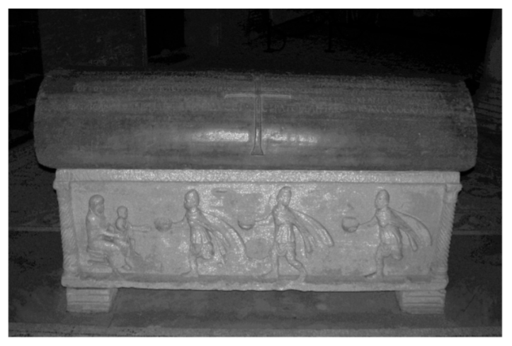 Ravenna, Basilica di S. Vitale. Sarcofago (IV-V sec.) dell’e[xarco" Isaacio (625-643). Fronte con l’iscrizione greca nel coperchio e scena di adorazione dei Magi nella cassa.