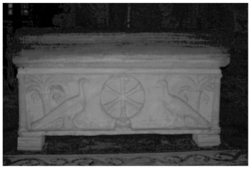 Ravenna, Basilica di S. Vitale. Sarcofago (IV-V sec.) dell’e[xarco" Isaacio (625-643). Retro con iscrizione latina nel coperchio e pavoni affrontati a monogramma cristologico nella cassa.